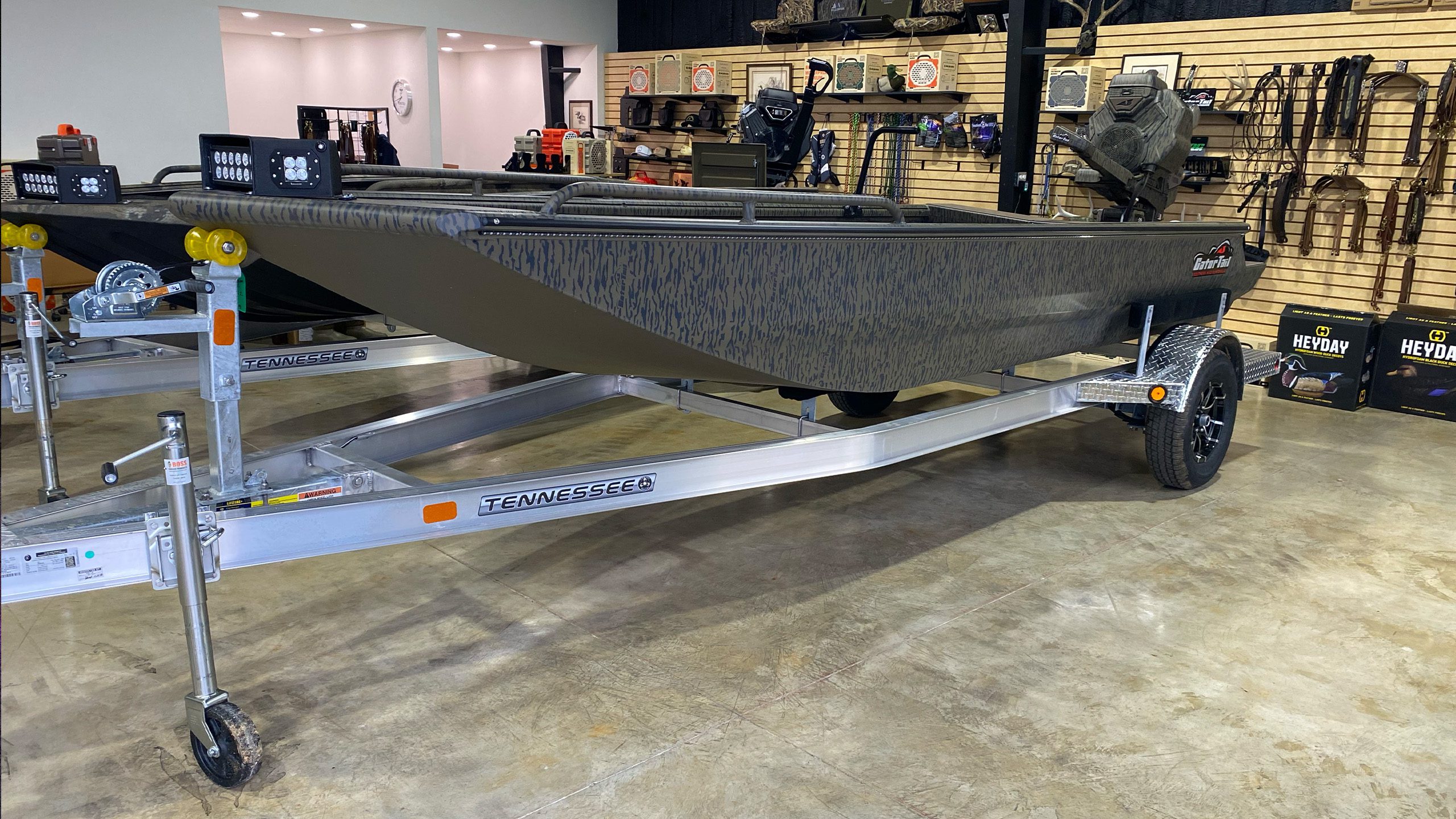 Gator Tail 1750 Savage Mid-Deck, Southern Lite LED, SeaDeck